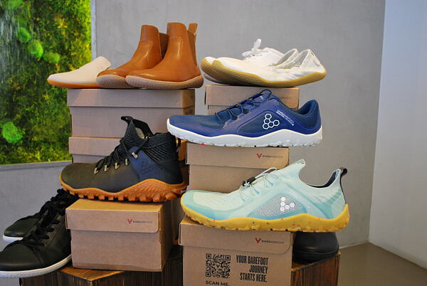 Na fotce jsou vyobrazeny boty VIVOBAREFOOT, sportovní i lifestylové. Jsou vyskládány na krabicích, jedná se o boty II. jakosti, ale není na nich vidět žádná nedokonalost, vypadají jako nové.